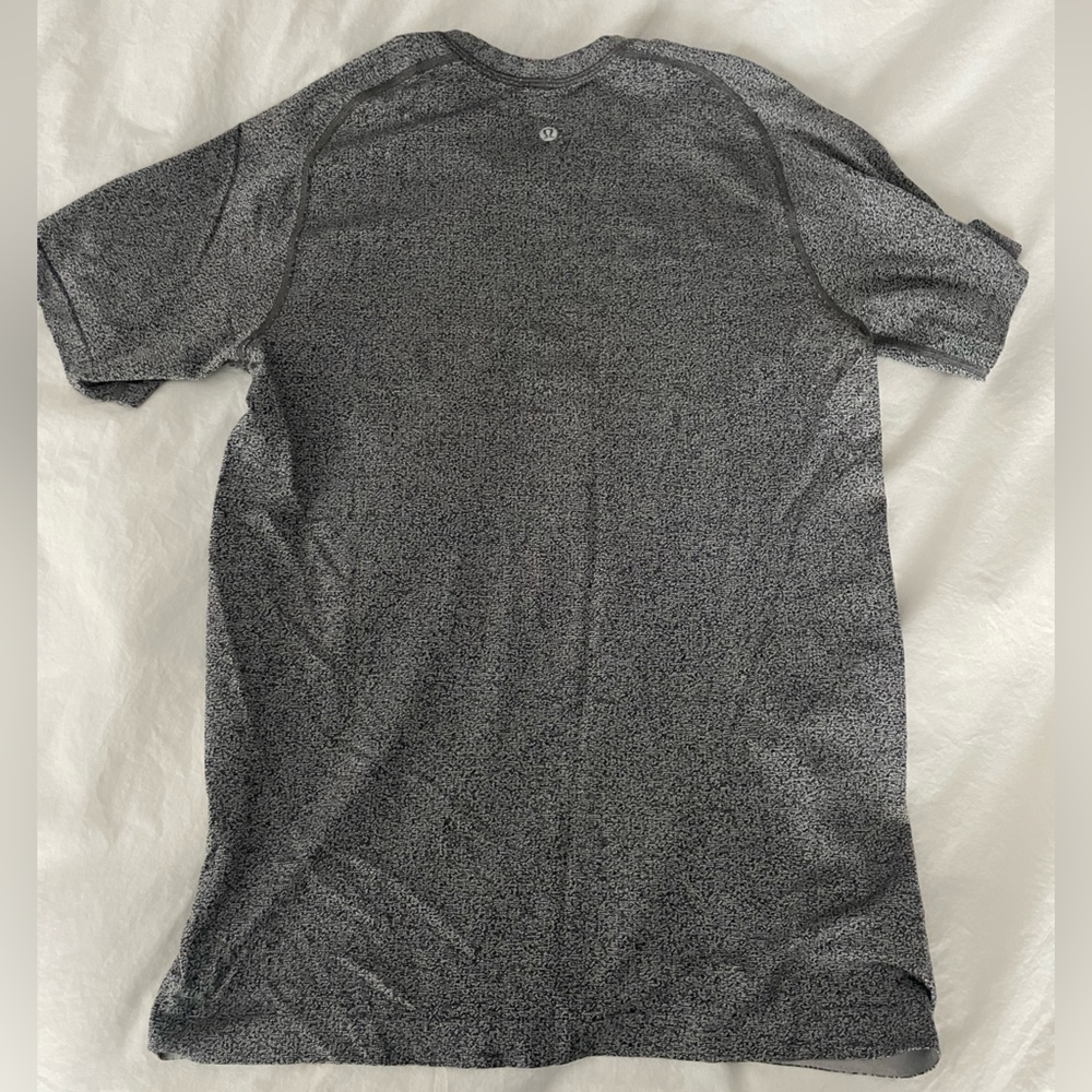Men’s lululemon shirt small